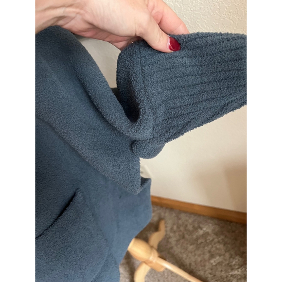 NWT Women's Barefoot Dreams Blanket Wrap One Size Smokey Blue - Picture 6 of 7